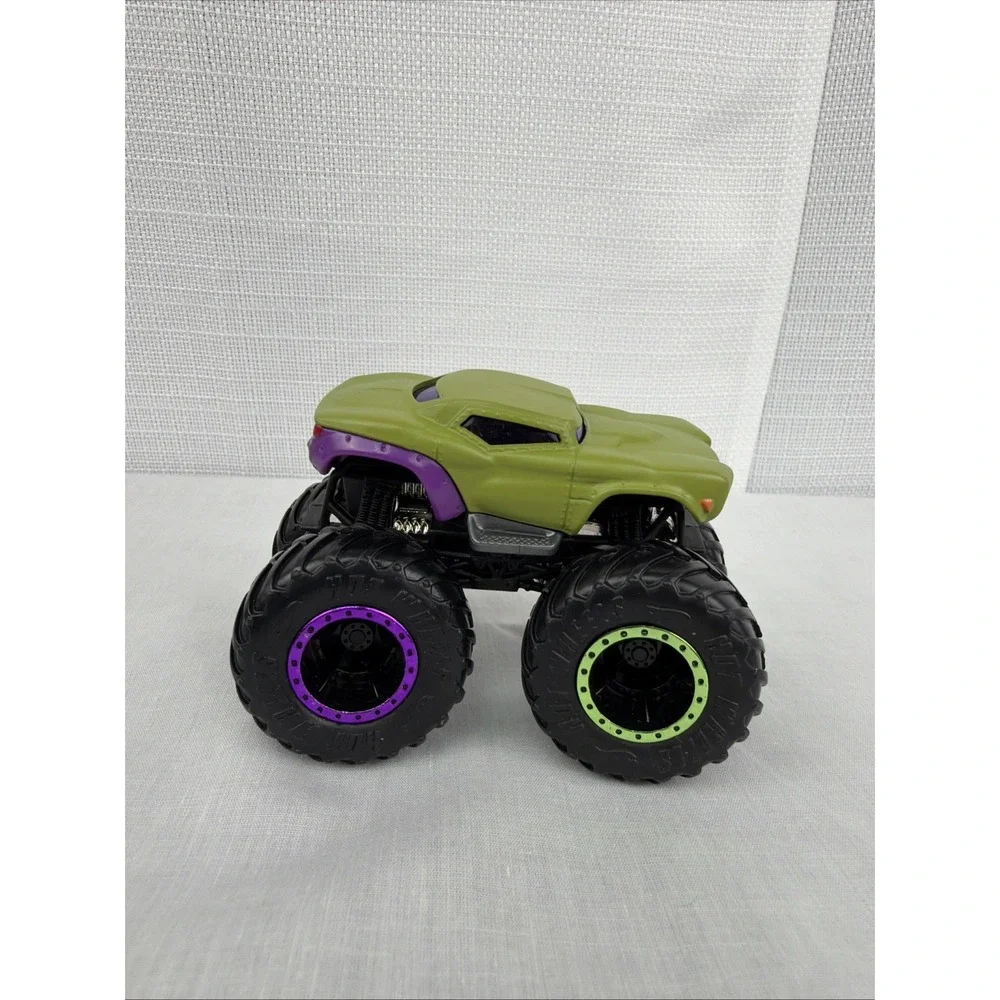 MATTEL HOT WHEELS MONSTER TRUCK MARVEL HULK CAR  1:64 READ -Imperfection